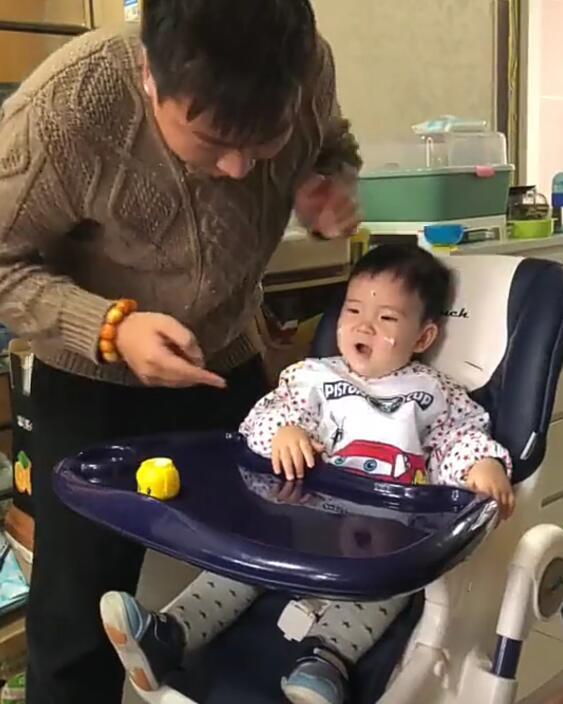 宝妈让老公给娃抹脸霜，爸爸的护肤流程，真是解放天性加放飞自我