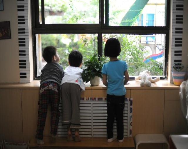 上幼儿园第一天，高情商宝宝表现都咋样？这些照片清晰表现