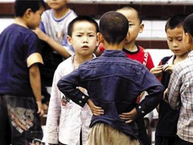 孩子“打不还手”，父母一句：你个窝囊废，等于在娃伤口“撒盐”