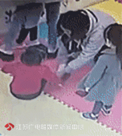 两岁半宝宝上完早教班，吓得睡梦中哭喊不要上学，竟是被老师……