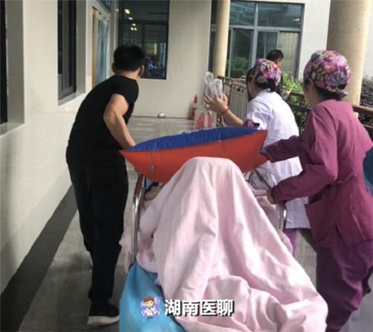 死里逃生！32岁孕妇突发羊水栓塞险失子宫，产后换掉全身一半血