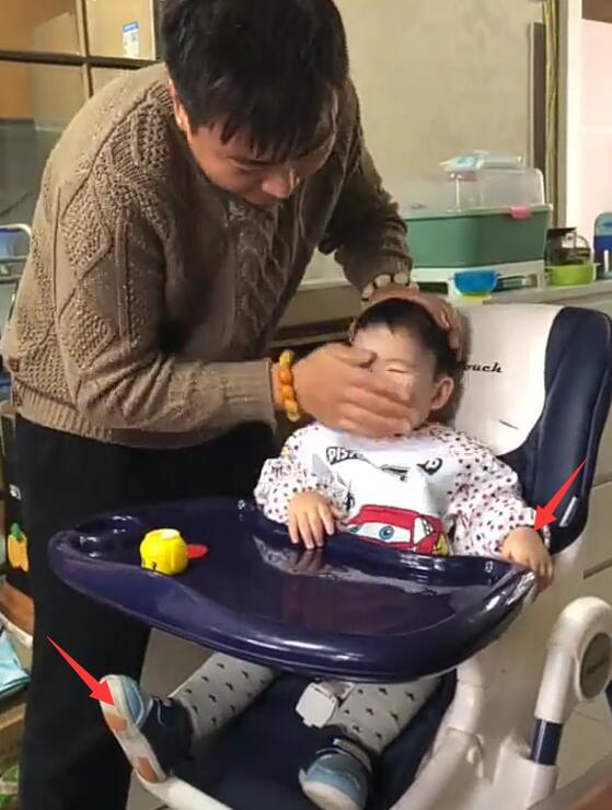 宝妈让老公给娃抹脸霜，爸爸的护肤流程，真是解放天性加放飞自我