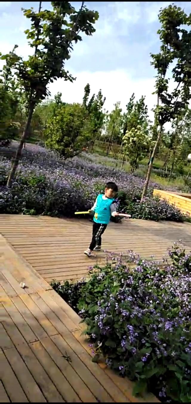 孩子你的世界很精彩，妈妈要蹲下来和你一起看