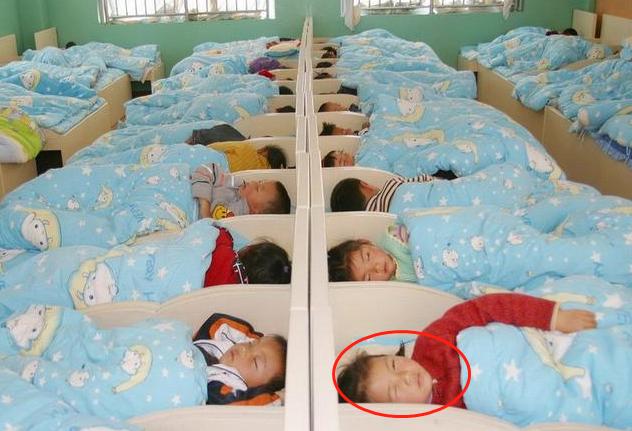 孩子在幼儿园“午睡乖”，妈妈从图片看出原因，家长要了解！
