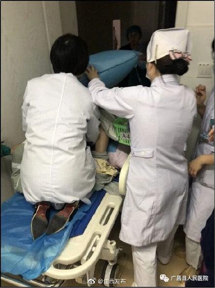 江西广昌一产妇突发脐带垂落 医生跪趴20分钟挽回新生命
