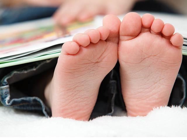 妈妈和她的小孩，玩娃娃不会让孩子变成同性恋