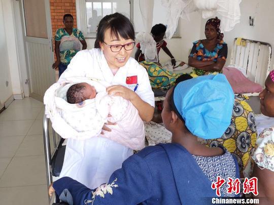 中国援非女医生：穿皮围裙高筒靴为艾滋病产妇接生