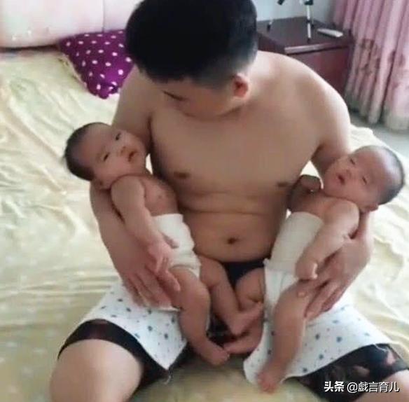 爸爸哄双胞胎女儿睡觉，妈妈看到爸爸的姿势后，忍不住笑出来了！