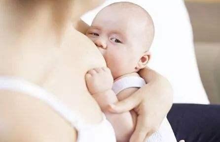 母乳喂养该不该另外给宝宝喝水