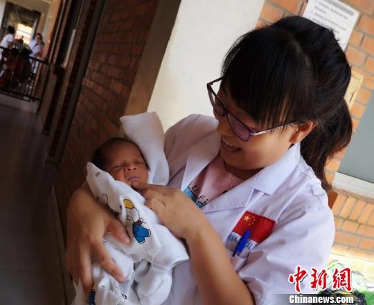 中国援非女医生：穿皮围裙高筒靴为艾滋病产妇接生