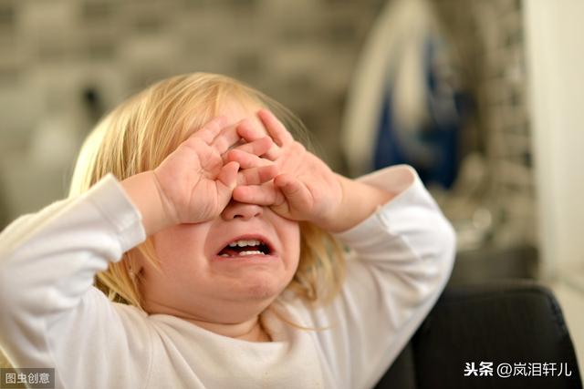 “可怕的两岁”，孩子稍不顺心就大哭大闹！家长应该怎么办？