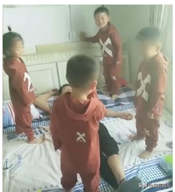 爸爸睡午觉，可四胞胎宝宝不愿意了，网友：上天派来折腾爸爸的！
