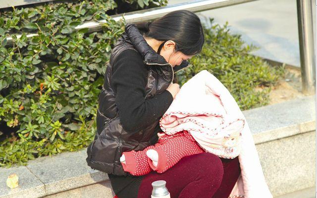熊孩子“偷拍”宝妈哺乳照，要求删照片遭拒绝，奶奶做法引争议