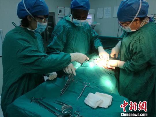 中国援非女医生：穿皮围裙高筒靴为艾滋病产妇接生