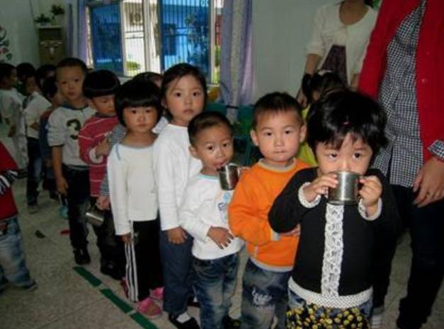儿科医生：这3个时间别催娃喝水了，孩子早晚出事，家长别无所谓