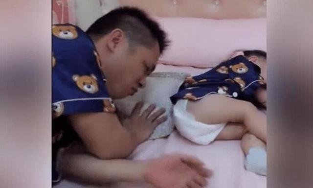 父子俩睡正香，宝宝突然对着爸爸连续放屁，爸爸的举动太搞笑了！