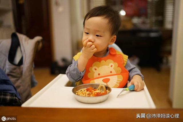 快到饭点了，孩子哭闹要吃零食，吃与不吃的差别很大