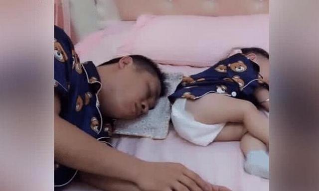 父子俩睡正香，宝宝突然对着爸爸连续放屁，爸爸的举动太搞笑了！