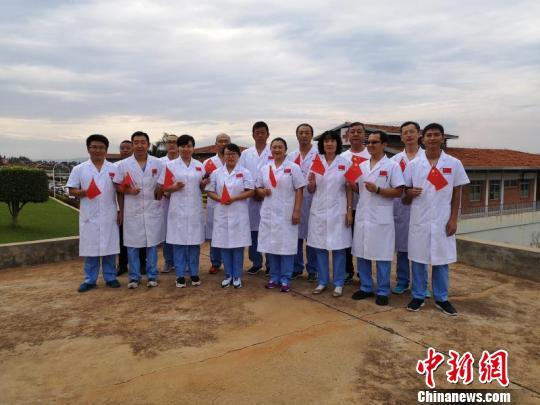 中国援非女医生：穿皮围裙高筒靴为艾滋病产妇接生