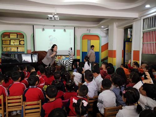 市南区新湛路幼儿园开展“爱地球妈妈，爱我们的家”家长公益课堂活动