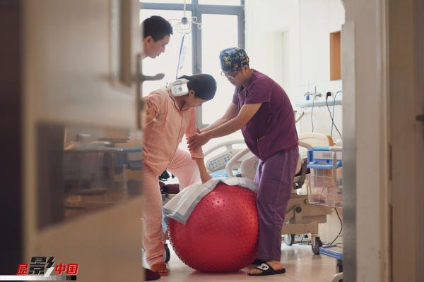 90后男助产士：用双手捧住新生命