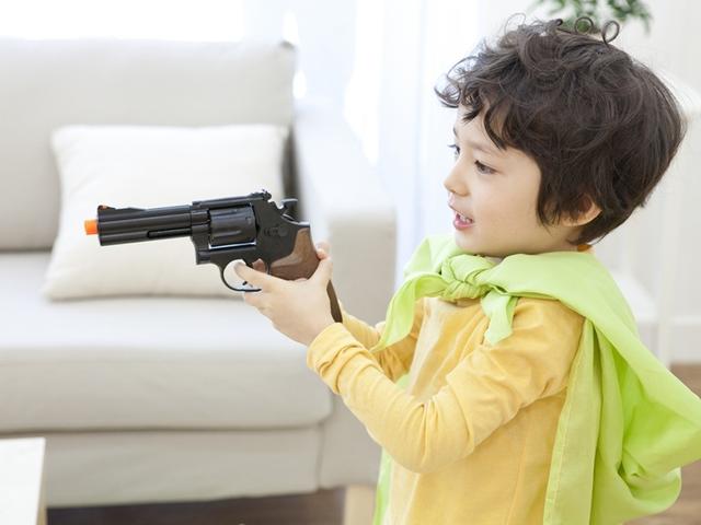 妈妈和她的小孩，玩娃娃不会让孩子变成同性恋