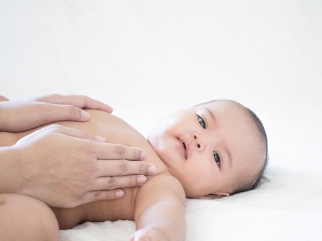 为何宝宝总在半夜哭闹不休？婴儿肠绞痛