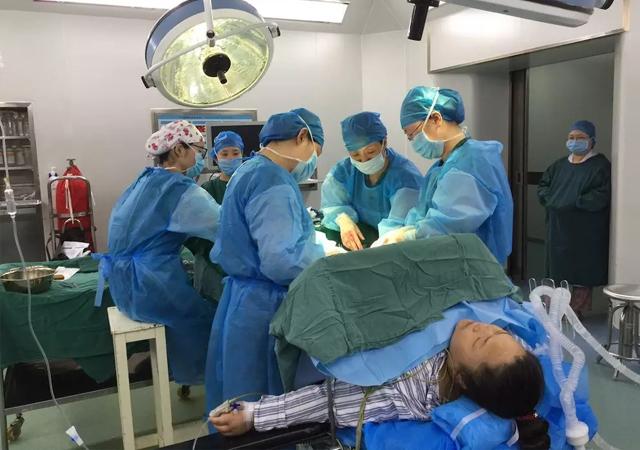 剖腹产手术，40分钟变成2个小时，面对250斤的产妇，医生很无奈