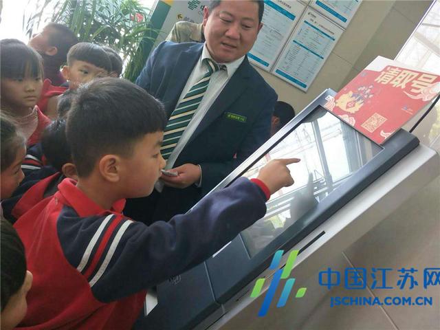 东海双店镇中心幼儿园开展“走进社区”社会实践活动