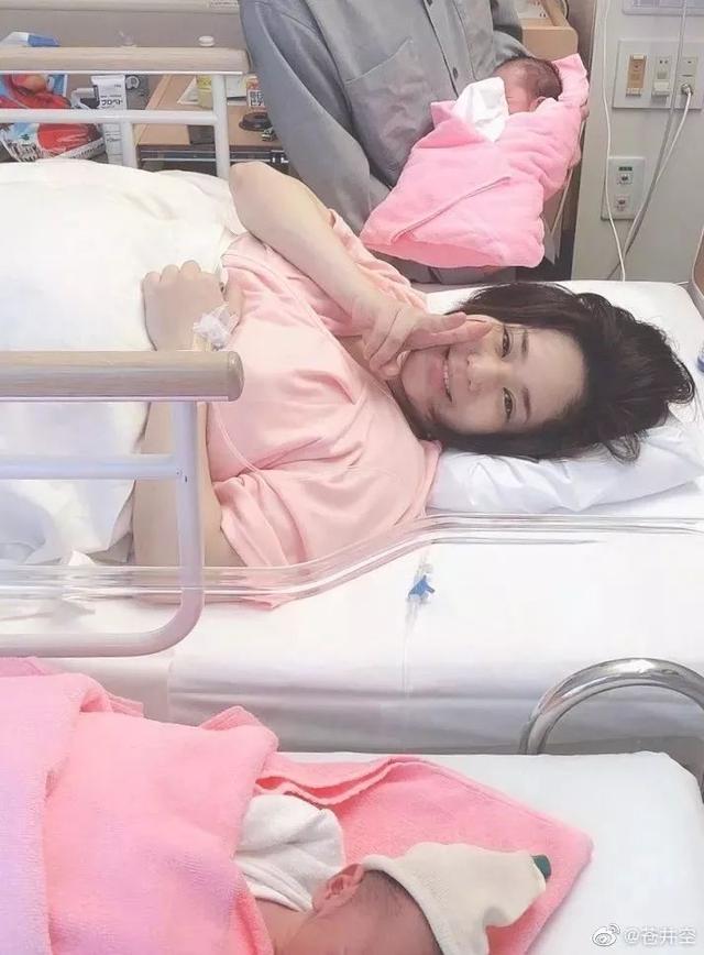 苍井空直播产下双胞胎：有“污点”的女人，不配做母亲？
