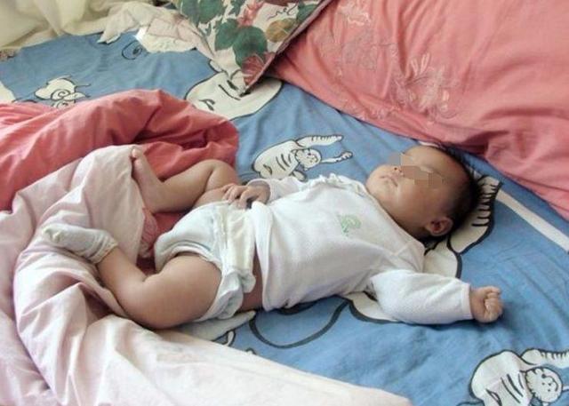 孩子睡觉爱踢被子是因为怕热？错，你不知道他有多难受！