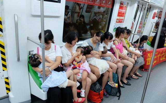 公交车上孩子哭闹要喂奶，有人说不文明，这位宝妈的做法让人点赞