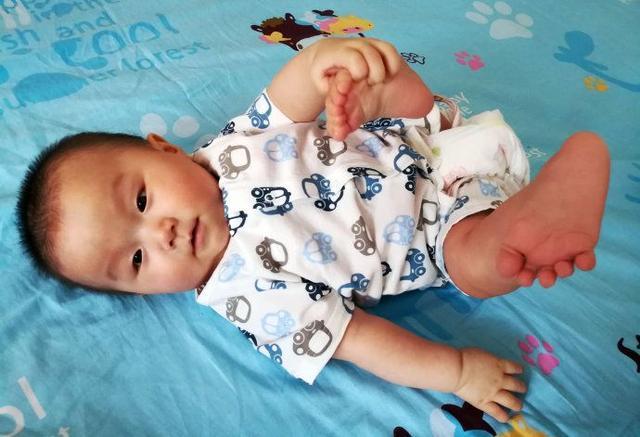 孩子睡觉爱踢被子是因为怕热？错，你不知道他有多难受！