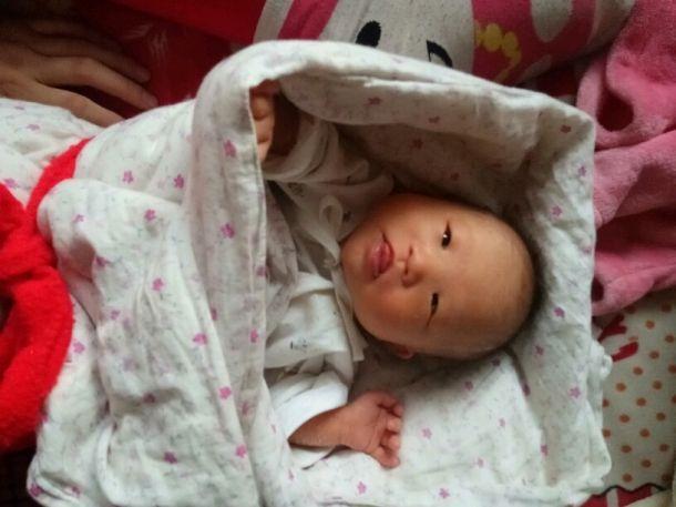 年过50不听医生劝，硬要跟风生二胎，生下孩子后，全家都难过