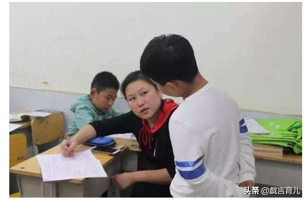 小学生写作文吐槽妈妈生二胎，老师拍照发给妈妈后，妈妈哭笑不得