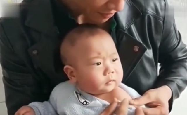 宝宝打针看护士入迷，全程乖巧没哭，网友：看美女真的能止痛！