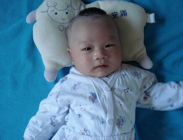 孩子满月前，如果外人想去抱一抱，宝妈一定要说：NO！