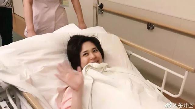 苍井空直播产下双胞胎：有“污点”的女人，不配做母亲？