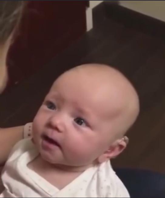 耳疾宝宝头次听见妈妈说我爱你时，竟眼眶湿润激动的抿嘴哭了