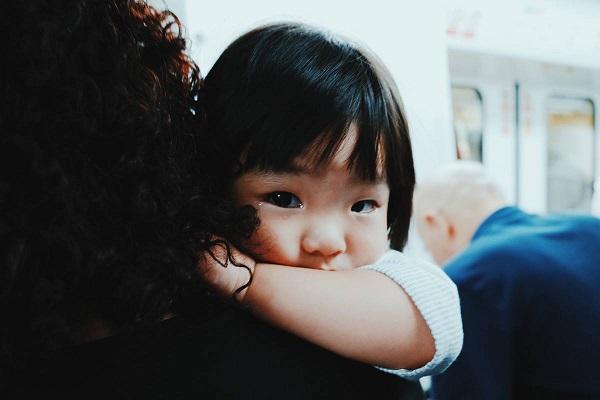 “妈妈，老师骂我”，女儿跟妈妈告状，妈妈的做法让女儿哭了