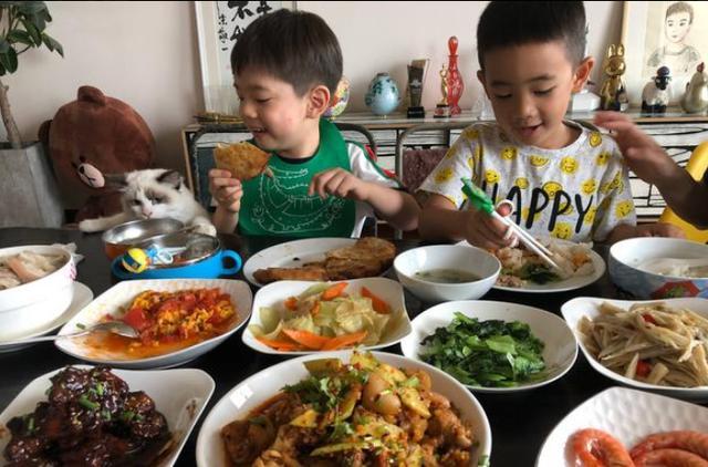 忠告：这3种饮品早已上了黑名单，很多父母不知道，还在给娃喝
