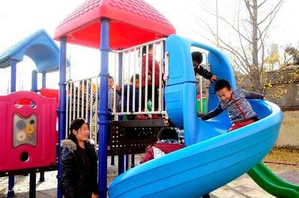 “妈妈，老师骂我”，女儿跟妈妈告状，妈妈的做法让女儿哭了
