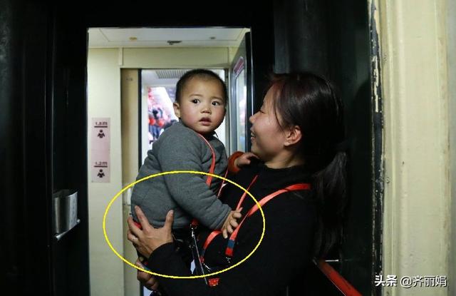 宝妈带娃回老家，因没座抱着孩子站了2小时，网友：妈妈最伟大