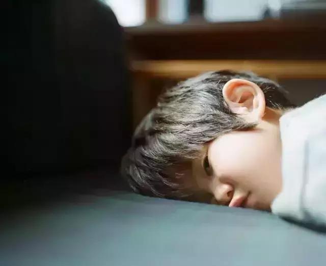 6岁的儿子不摸我乳房不睡觉…孩子这些细节，家长要重视！