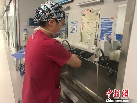 “90后”助产师的母亲节：一岁半宝宝更熟悉结婚照里的妈妈