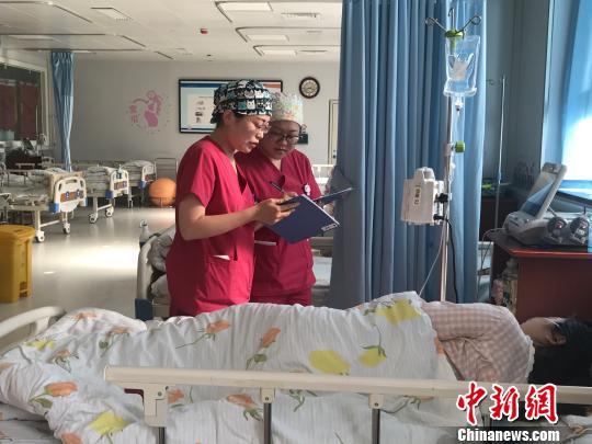 “90后”助产师的母亲节：一岁半宝宝更熟悉结婚照里的妈妈