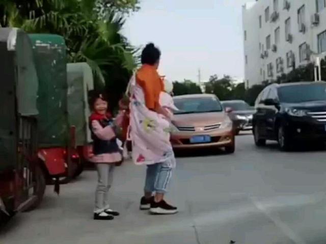 妈妈生二胎后，三年没抱大女儿，女儿的一个举动，有点心酸