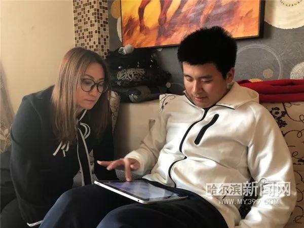 年轻美丽又坚强｜她把重度自闭症儿子养成数学学霸、足球健将