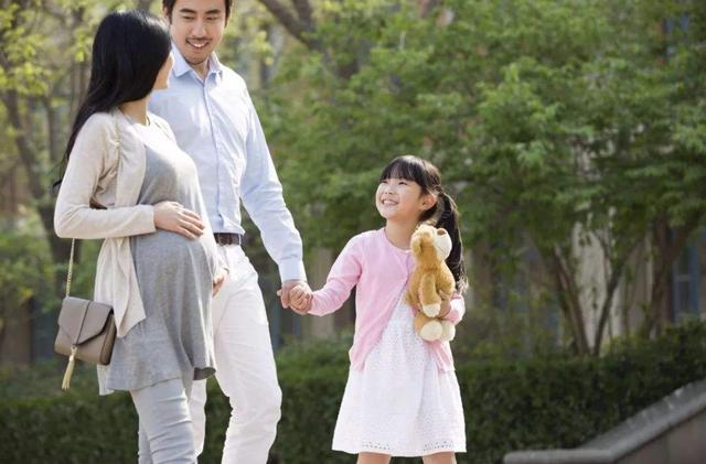 孕晚期散步有助于分娩，但这三类孕妈却不适合，最好在家静养