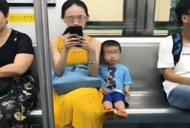 三岁男孩有教养的样子，让家长非常羡慕，可网友却表示：很心疼
